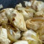 Piščanec, dušen v čebulni omaki: recept za odlično vročo jed piscanec-dusen-v-cebulni-omaki-recept-za-odlicno-vroco-jed.webp.webp